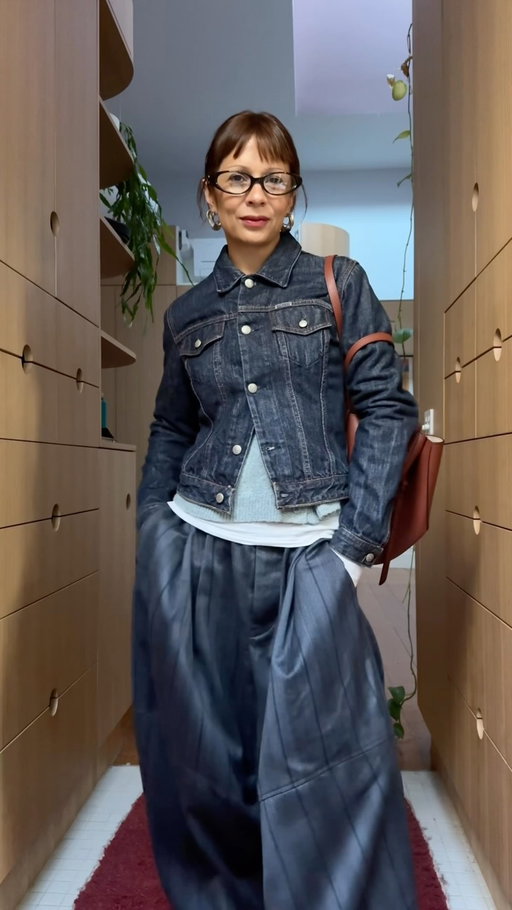 the only good thing about winter is layering 💙 

cardi: @deijistudios 
jacket: vintage @diesel 
pants: @monphell 
glasses: @maisonmargiela x @gentlemonster 
bag: @polene_paris 
some pieces gifted 

#outfitoftheday #ootd #fashion autumnoutfits streetstyle outfitinspo styleinspo winterfashion