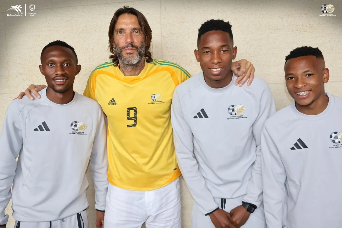 Look who dropped by! 👀 Former Bafana Bafana striker George Koumantarakis visited the boys in Mexico City. Past meets present! 🇿🇦⚽️

​#BafanaPride #FIFAWorldCup