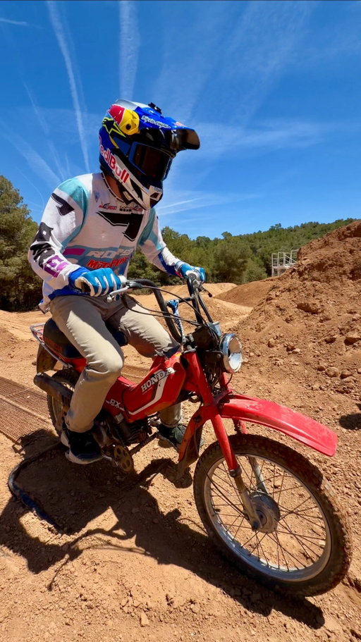 Blazing fast on @poleacamp’s Honda PX50 moped out here at the @stark__future compound 😜 These bad boys were sold between 1980 and 1987 in Europe, assembled and distributed by Montesa Honda at their factory 🇪🇸 Big thanks to the whole team for getting the carburetor cleaned out (yes the carb 😂) to get her going. Do you think the pedals add any horsepower? 😭 @redbull @redbullmotorsports @motosportinc @rdrco.inc @bbrmotorsports @allballsracing_ #PX50 #honda #2stroke