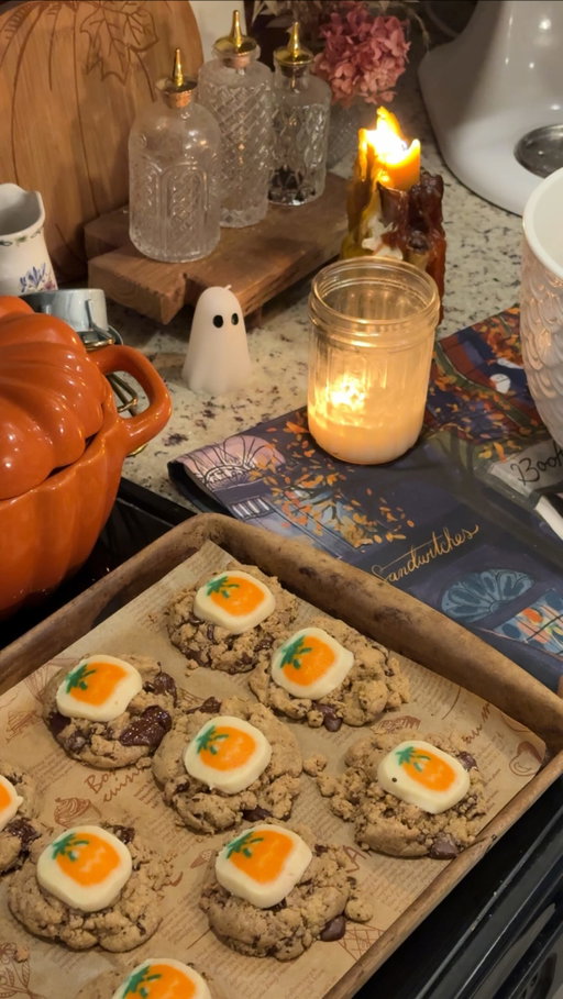 Does anyone else like to pretend it’s fall when it rains?🎃🌧️ A little throwback to spooky szn! Oh man I am so so SO excited for Halloween! It’s my favorite time of the year🎃👻🌧️
•
•
•
#rainy #rainyday #storm #spookyszn #halloween