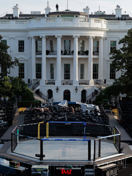 The White House offered a first look Thursday morning at the UFC arena being constructed on the South Lawn. The temporary setup features the promotion’s signature "octagon" and will host a UFC fight card on June 14, which coincides with President Donald Trump’s birthday. 🇺🇸

📸: Getty