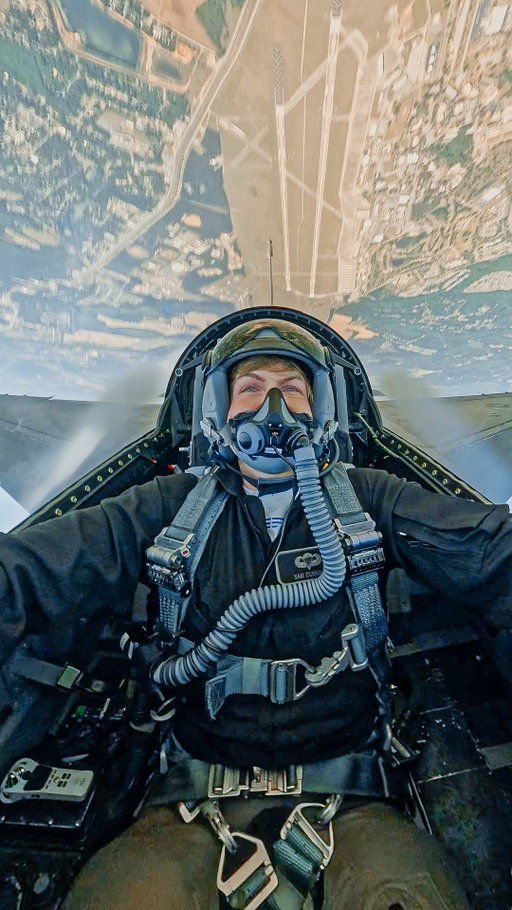 Can I withstand 9Gs in an F-16 fighter jet? 🤢
