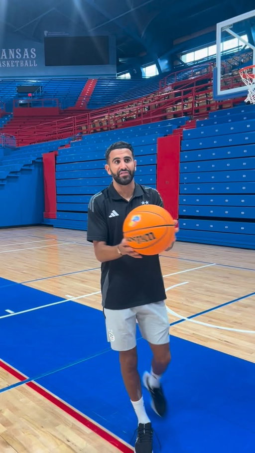 Riyad Mahrez in the cathedral of college basketball 👀