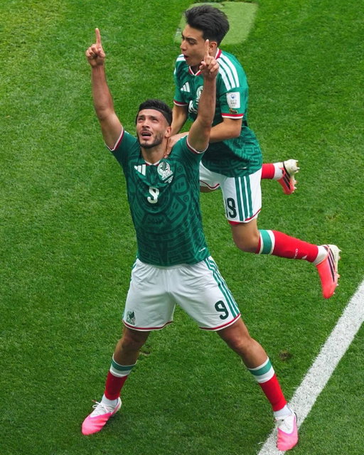 ¡Un tanto que llega hasta el cielo! 🙏🇲🇽

Así celebró Raúl Jiménez el gol que hizo estallar de emoción al Estadio Ciudad de México esta tarde.

#SomosMéxico 💚🤍❤️