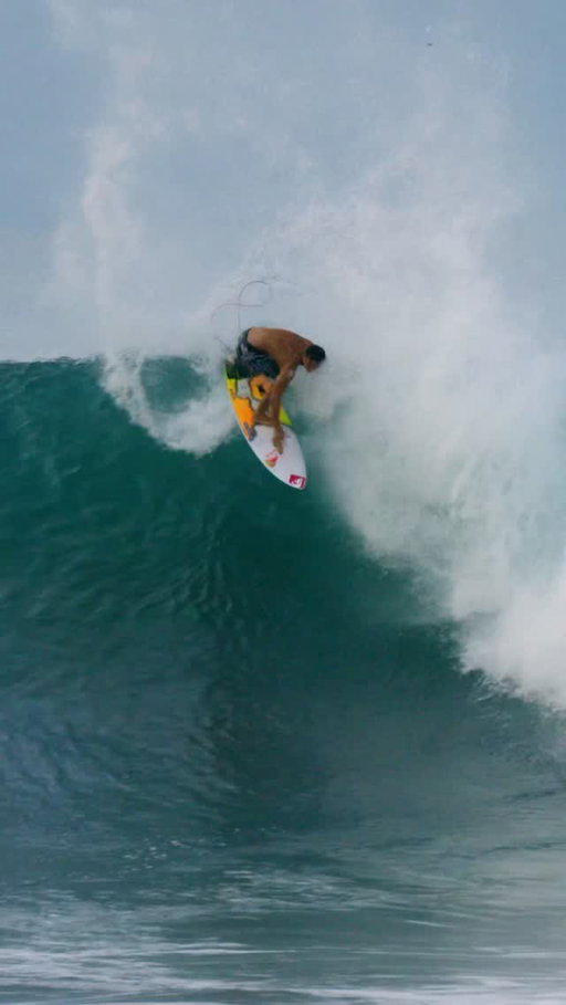 It’s been non stop waves here in El Salvador and @kaulivaast has been looking sharp from day 1! Fingers crossed for a potential finals day coming up over the weekend 🔥 🎥 @hampositive