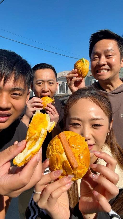 The best spot for bolo baos (pineapple buns) @dimsimlim @catherine.desserts @itstristanlin 🍍🍞 #sanfranciso