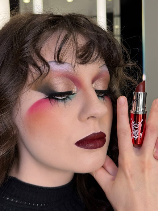 I had to recreate @1800andrewdahling look on @chappellroan featuring the new MAC Vivaglam lipstick! 

💄 MACximal Silky Matte VIVA GLAM Lipstick in UnNatural Red Head

Shop VIVA GLAM × Chappell Roan today - online or at your nearest MAC Store.

#VivaGlam #MACCosmeticsCanada #maccosmetics #maccreator #chappelroan