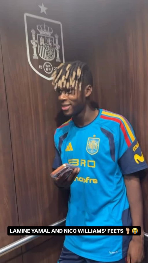 🦶🏿 Lamine Yamal 𝐂𝐎𝐔𝐋𝐃𝐍’𝐓 𝐒𝐓𝐎𝐏 𝐋𝐀𝐔𝐆𝐇𝐈𝐍𝐆 while he was filming Nico Williams’ feets in the elevator 😭📲