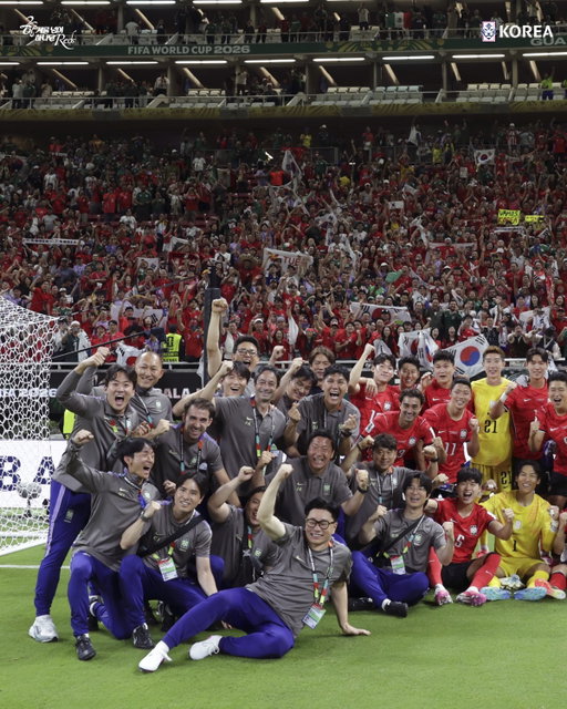 [📸] 한계를 넘어 하나된 우리 ❤️‍🔥

한계를 넘어 하나된 𝐑𝐞𝐝𝐬 🇰🇷

✔2026 FIFA 북중미 월드컵 조별리그 2차전
vs. 멕시코 6/19(금) 10:00
@과달라하라 스타디움
⏰한국시간 기준
📺JTBC, KBS2, 치지직

#대한민국 #축구국가대표팀 #FIFAWorldCup2026