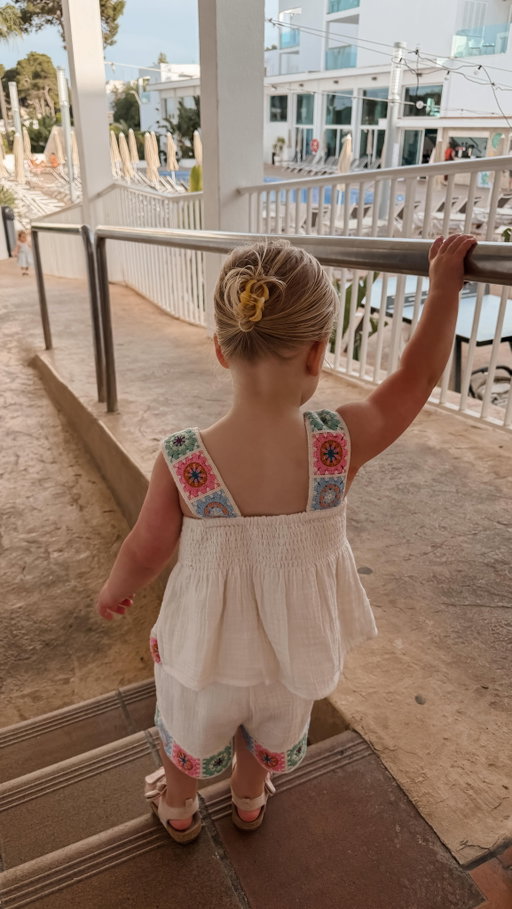 Can you imagine that though?! Why didn’t we appreciate this more as kids? Take me back to living this 5* lifestyle. 😂 #holidaywithkids #familytravel #toddlerlifestyle