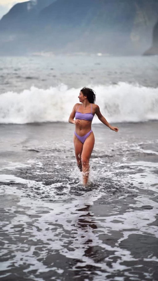 how Madeira feels 😍🌊

wearing @berlookofficial 💜 use code “MKZK15” for the discount on their website 

#ugccreator #berlook #travel #madeira #seixal