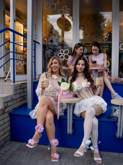 Bloom Party став ідеальним відкриттям літнього сезону 🌸

море краси, коктейлів, квітів та музики 💙

ведмедики в захваті, тому вже планують нові заходи, щоб це літо стало по-справжньому незабутнім для кожного 😏

дякуємоооо @alena.radionova.photo за фото, які залишаться у наших сердечках спогадами про початок літа 2026 🫶🏻