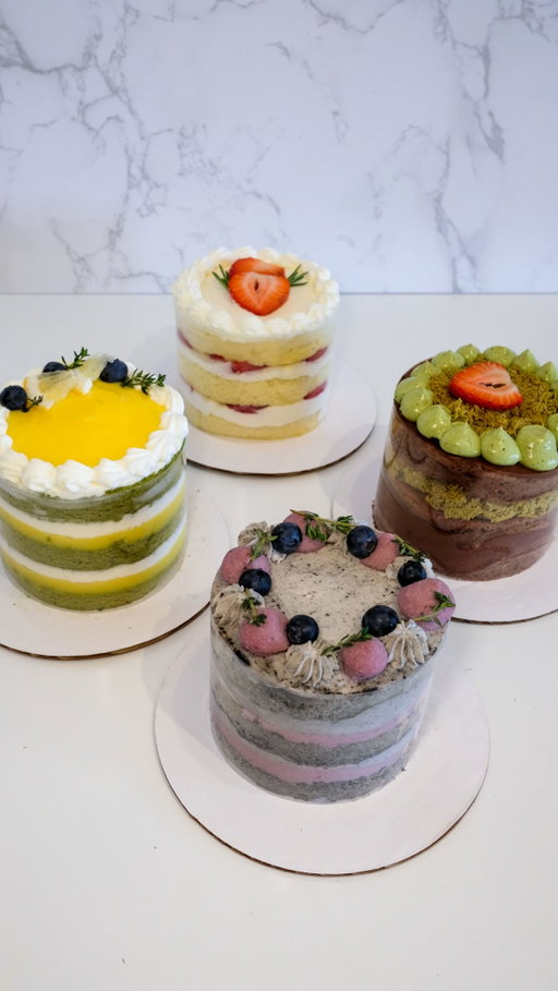 Anntremet has just introduced 4 inch mini cakes perfect for small celebrations! I tried all four flavors, and this is how I would rank them:
1) Matcha Sponge & Lemon Curd
2) Black Sesame Taro
3) Strawberry Shortcake
4) Dubai Chocolate
Which flavor would you try?
#nycdesserts #nycdessert #nyccakes #nyccake