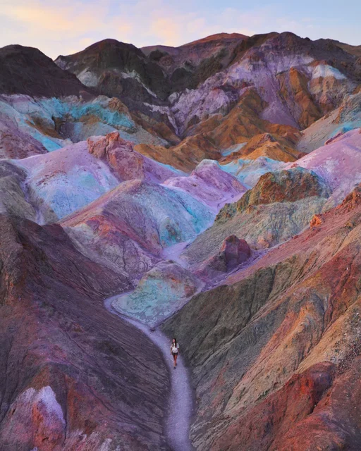 Rainbow mountains 🎨🌈

Une étape irréelle dans notre roadtrip aux USA ! Beaucoup de personnes passent à côté de cette merveille sans le savoir où s'arrêtent au point de vue sans aller s'engouffrer entre les montagnes. 

Il faut y aller quelques minutes avant et après que le soleil se couche pour pouvoir admirer les couleurs des montagnes à leur juste valeur. C'est à ce moment qu'elles ressortent le plus et ça devient incroyable. 

Ça valait la peine d'attendre le soir même si après on a dû rouler de nuit et qu'on a failli se retrouver en panne sèche au milieu de nulle part 😅
____________________________________________________________________
On dirait vraiment une peinture vous ne trouvez pas ?
____________________________________________________________________

Écris "couleurs" en commentaire et je t'envoie les coordonnées exactes de ce bijou 🌈

#visitusa #deathvalley #rainbowmountains #wekeepmoments #usatourism