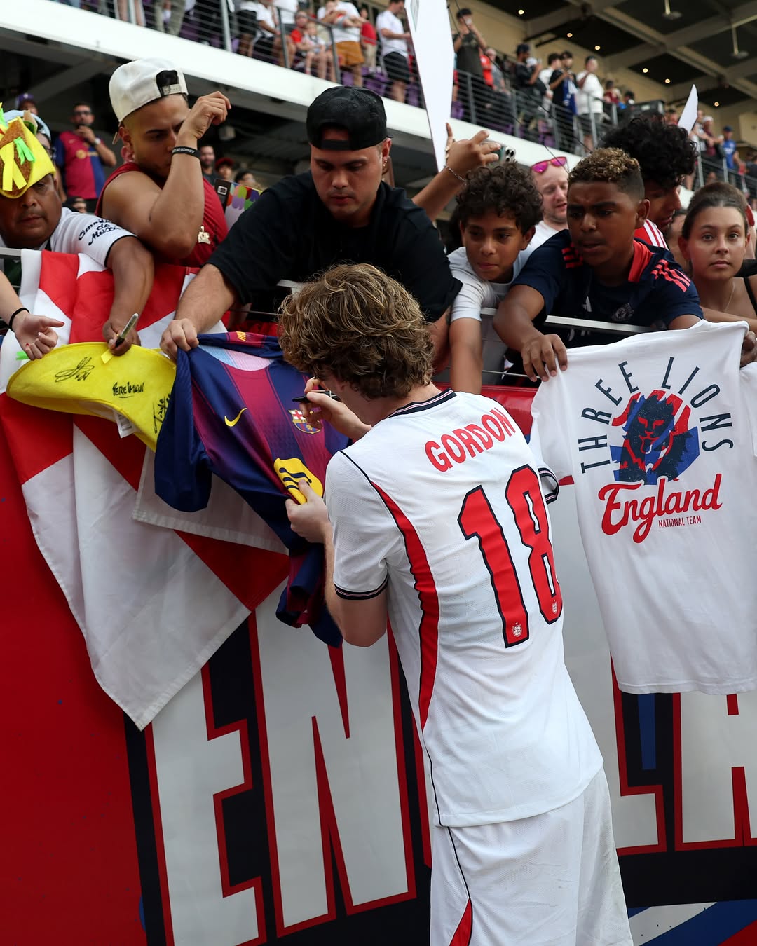 Barça vibes: Everywhere 💙❤️
Anthony Gordon signant una samarreta del Barça 😉
📸 @england