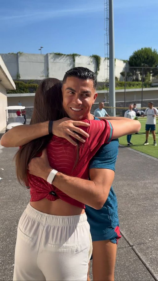 I can't believe this is real 🥺 Today I had the chance to meet my great idol, Cristiano Ronaldo. The person who not only inspired me to start playing football, but also the one who gave me the motivation to work hard, believe in myself, and never give up. A true inspiration to so many people. This is a day I will never forget. Thank you Ronaldo for being so kind, thank you Portugal for the warm welcome, thank you Michiel for always being there for me, and a very big thanks to all of you for supporting me every single day. 

And a nice extra: there's something else coming up tomorrow... Siuuuuuu 🐐
