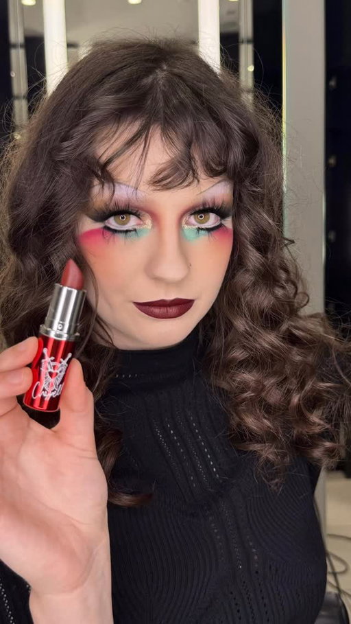 I had to recreate @1800andrewdahling look on @chappellroan featuring the new MAC Vivaglam lipstick! ❤️

💄 MACximal Silky Matte VIVA GLAM Lipstick in UnNatural Red Head

Shop VIVA GLAM × Chappell Roan today - online or at your nearest MAC Store.

#VivaGlam #MACCosmeticsCanada #maccosmetics #maccreator #chappelroan
