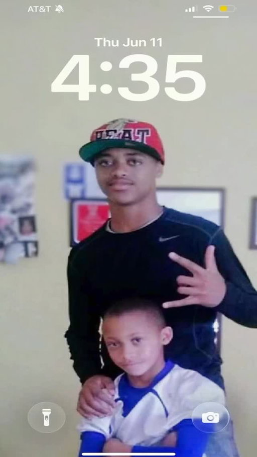 Had to make the lock screen the Terrell brothers 😂