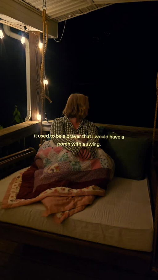 thank you @porchswingcompany because now I have a daybed I will be on ALL THE TIME🥹

#summernights #cozyathome #nighttime #nostalgia #slowlife