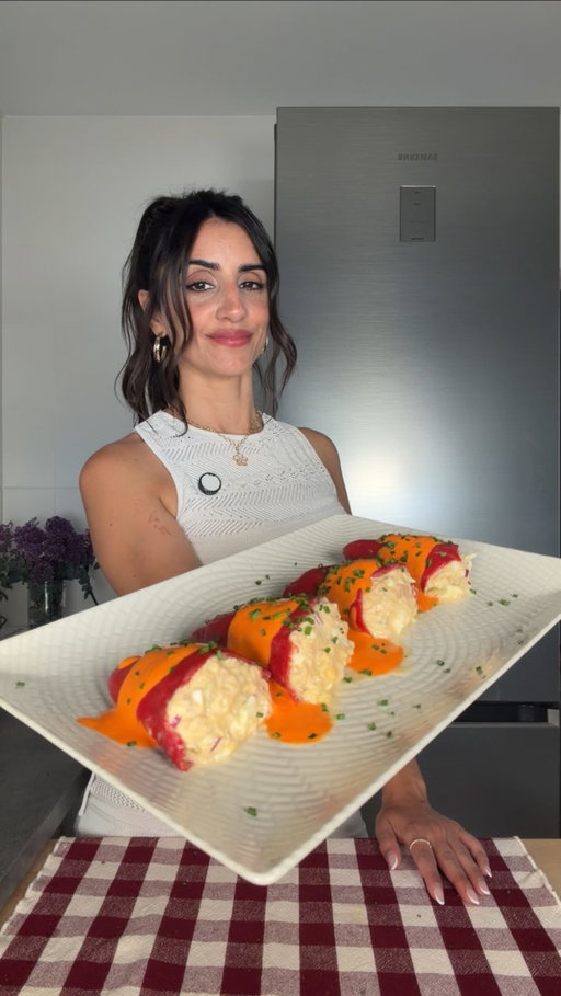 Pimientos del piquillo rellenos 🍳🫒

Este es el entrante que les he preparado a mis amigos en un momento para cenar. ¡Están riquísimos!

🗒️ INGREDIENTES: (Cantidades al gusto)
-Pimientos del piquillo 
-Huevos cocidos 
-Atún en aceite de oliva
-Cebolla morada
-Aceitunas (pepinillos, piparras, lo que quieras)
-Yogur griego
-Sal, pimienta, limón y aove
Para la salsa:
-Pimientos del piquillo, queso crema, sal y pimienta.
-Cebollino para decorar

#recetasfaciles #cocinaespañola #pimientosdelpiquillo #atun #huevo