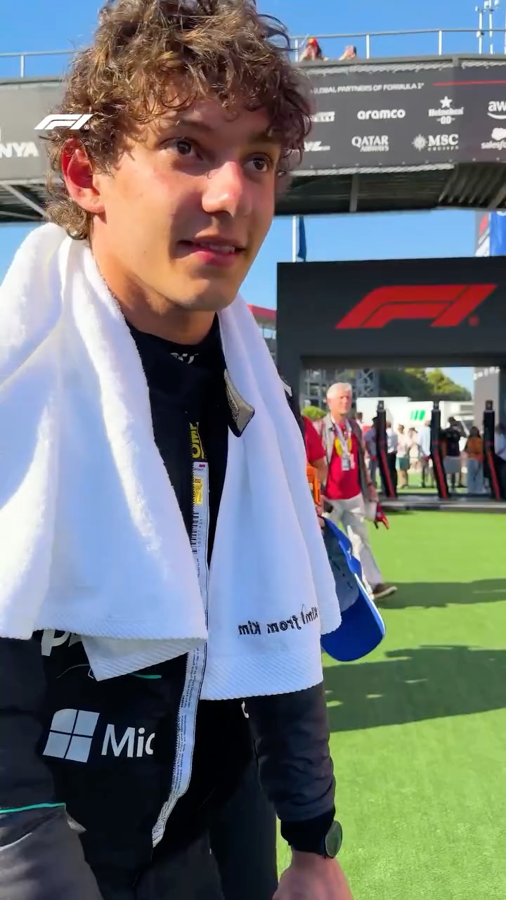 A special delivery to Kimi from Kim... 🎁

#F1 #Formula1 #BarcelonaGP