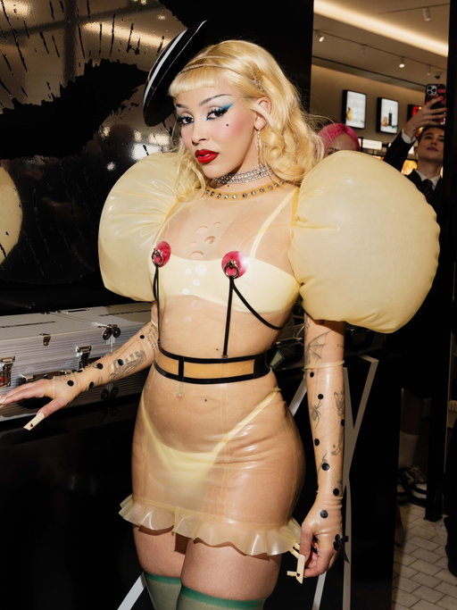 “The moment we saw the latex outfit, we were inspired to embrace a hyper-glam, doll-like aesthetic,“ says @dojacat’s makeup artist, @shablamgela. “I paired it with a bold overlined red lip, a sharp blue eye, and a striking beauty mark to echo the playful energy of the polka-dotted gloves.”

Here’s how he created the pop star’s larger-than-life look for a quick stop in Paris.

FACE:
MAC Strobe Creme in Pinklite
MAC Studio Fix Mattifine 12HR Shine-Control Primer
MAC Studio Fix Fluid SPF 15 in NC20 and NC40
MAC Studio Fix 36HR Smooth Angles Concealer in NC20 and NC35
MAC Studio Fix Pro Set + Blur Weightless Loose Setting Powder in Light
MAC Skinfinish Colourstruck Blush in Snob and Blushbaby
MAC Skinfinish Sunstruck Bronzer in Matte Medium Rosy 
MAC Fix+ Stay Over

EYES:
MAC Pro Brow Definer 1MM-Tip Brow Pencil in Stud
MAC Connect in Colour Eye Shadow Palette: White Frost and Triennial Wave
MACstack Elevated Mascara
MAC Extended Play Gigablack Lash Mascara

LIPS:
MAC Lip Pencil in Chestnut
MACximal Silky Matte Lipstick in Ruby Woo

Shop the MAC x Doja Cat Gorgeous Nude Lip Kit in Europe now. Launching globally soon.