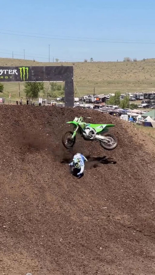 Scary crash for Chase Sexton from today’s press riding 😳 

(Via @SRAMIX29) 

#ProMotocross #SMX
