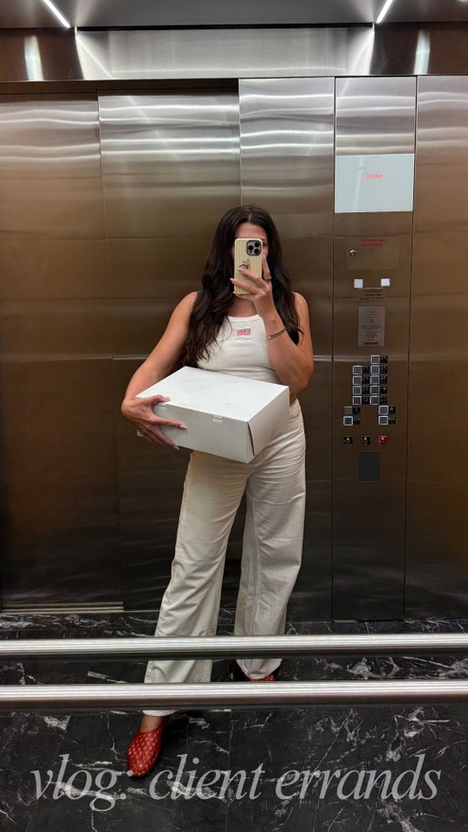 Some days at work look like this and i love it! So fun. Come with me to deliver World CUPcakes to some clients 🧁⚽️✨

#dallas #diml #dailyvlog #comewithme