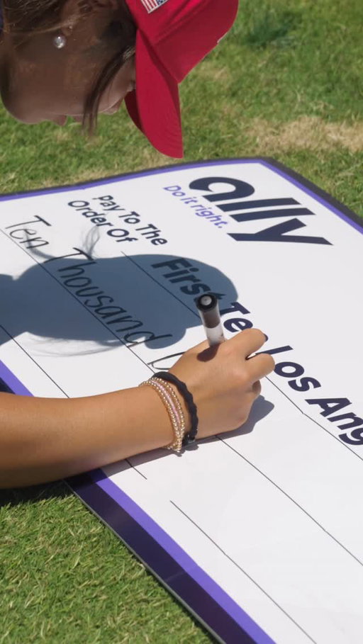 The autograph is the easiest part 😂 Jasmine Koo from the USA Curtis Cup Team helped our friends @ally make a $10,000 donation to The First Tee of Los Angeles!
