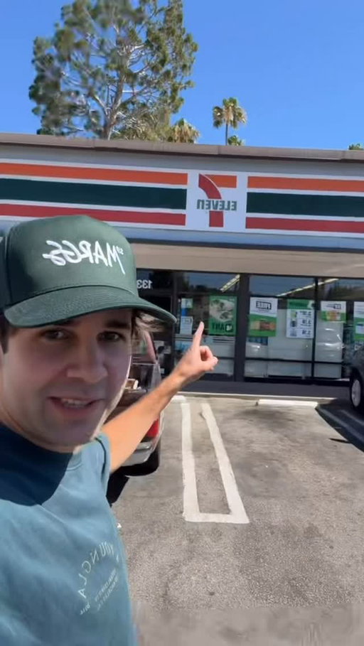 After first launching WAVERS in Australia, David finally got to walk into a SoCal 7-Eleven and see the brand on shelf here in the US!! 🇺🇸 

#WAVERS #WAVERSbyDoughbriks #DavidDobrik #7Eleven #Slurpee

@daviddobrik @taylortayh