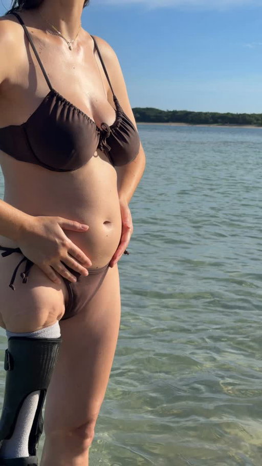 Prepare to be absolutely sick of bump shots because being pregnant is one of my favourite things in the world and it’s not lost on me how lucky I am to get to grow another little human 🫶🏼