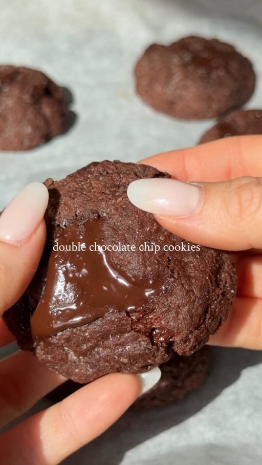 double chocolate chip cookies 🍪🤎 - with no added sugar making them a healthy & balanced sweet treat
 @purevia_uk AD
( recipe makes 6 cookies )
2 tbsp coconut oil (melted)
90g @purevia_uk soft brown sugar 
100g plain flour 
1tsp baking powder 
2tbsp cacao powder 
a pinch of sea salt 
4-5 tbsp plant milk 
40g dark chocolate chunks 

method: 

start by preheating the oven to 170°C  then place all your dry ingredients into a bowl and mix together. then add the wet and mix together using your hands until you form a dough consistency ( if you’re struggling to form the dough wet your hands it makes it less sticky) add the chopped chocolate and mix again until the chocolate is evenly spread. then use your hands to make 6 little ball shapes place each one on a lined baking sheet and press down very slightly. bake in the oven for 10-12 minutes & enjoy. 🤎

#healthyfood #sweettreat #cookies #wellness #veganrecipes