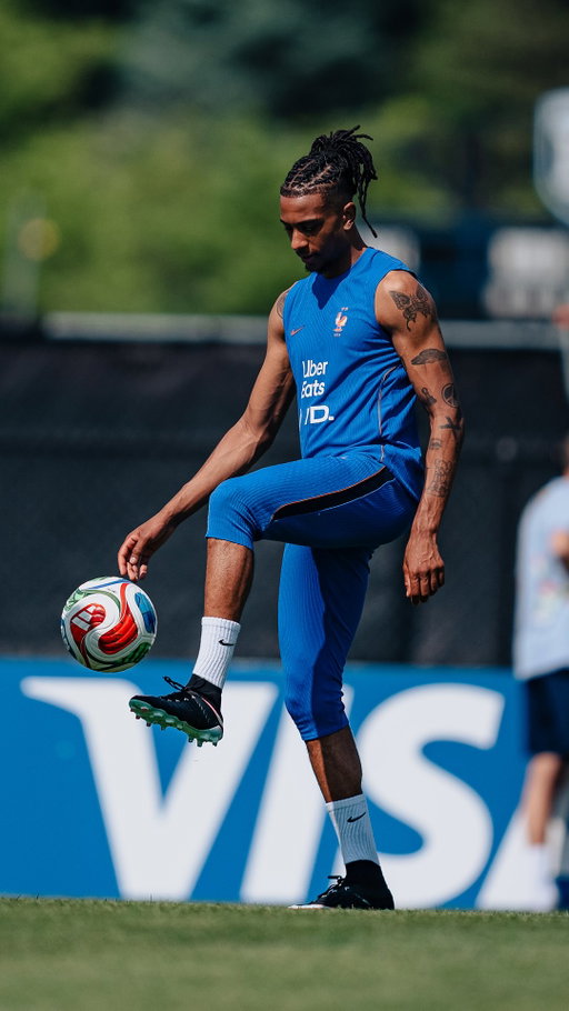 Which one is the real ball? ⚽️👀

Vous avez réussi à suivre le ballon ? Alors, lequel est le bon ?