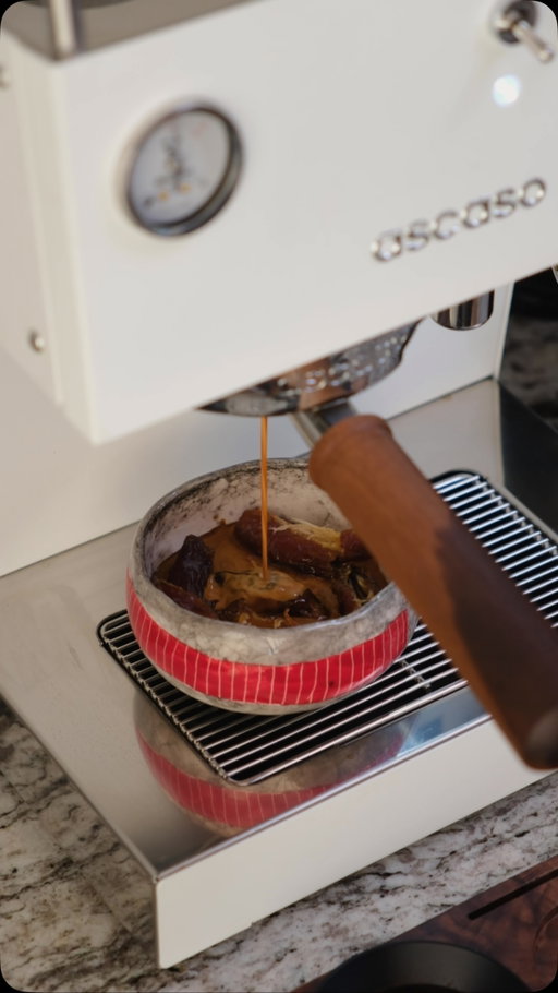 Date Caramel sauce hack! 

I soaked dates in espresso, blended them into a caramel-like syrup, and turned it into a latte.

No syrup.
No refined sugar.
Just dates, coffee, and milk.

This Dirty Date Caramel Latte is dangerously good.

What should I make next?

#datecaramel #date #foodhack #dirtylatte #datesyrup