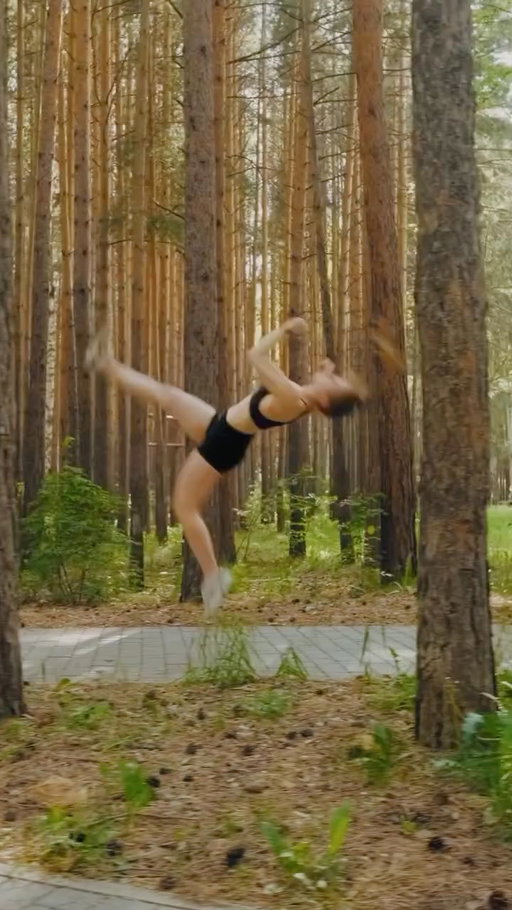 May favourite tricking element 🥰 
 @magiccapricornus.video  @corvusteam 
 
 
 
 #tricking #training #nature #flip #acrobatics