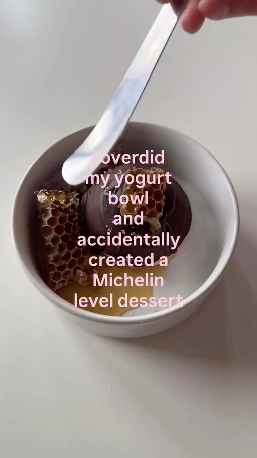 I would pay a serious amount of $$$ if this were available as a dessert in a restaurant 🙂‍↔️🙂‍↔️🙂‍↔️ 

#labneh#yogurtbowl#greekyogurt#michelin#honeycomb