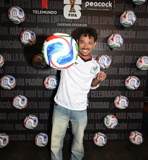 Qué honor fue juntarnos con @Peacock para prender el torneo de la Copa Mundial de la FIFA 2026.

Shout out to nuestro hosteador - el talentosísimo @anthonyramosofficial. El fieston estuvo tremendo! 

Chequeate la seria… estás streameando exclusivamente ahora en español por #Peacock. Ya tú sabes… no se lo pierdan… porque fútbol es mejor en español. 
#QueViva 🇲🇽

@nbcsports @nbcsportssoccer @telemundo @telemundodeportes @eharrisonhspr 

#MundialTelemundo #Mundial Peacock