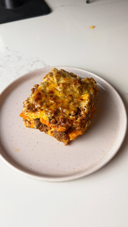 Más recetas como esta en @kznfitnessprogram 

3 batatas grandes en rodajas finas
Sal y pimienta al gusto (para la carne de res)
1 libra de carne molida 90/10
8 oz de salsa marinara Rao’s
2 huevos
1 cucharada de albahaca fresca
15 oz de queso ricotta sin grasa
1 taza de queso mozzarella rayado sin grasa
2 cucharadas de perejil fresco picado
Hornear @350 x 50min
#Lasaña #receta #saludable #fitness #calorias