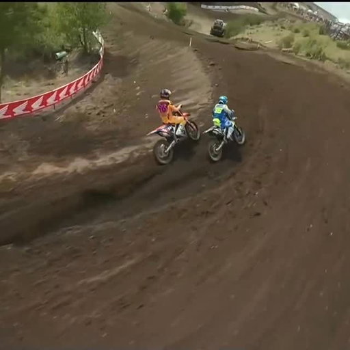 Hunter makes the pass on Deegan with a little contact 😳 

@MonsterEnergy 450 moto 2 LIVE 🎥

#ProMotocross #SMX #Honda