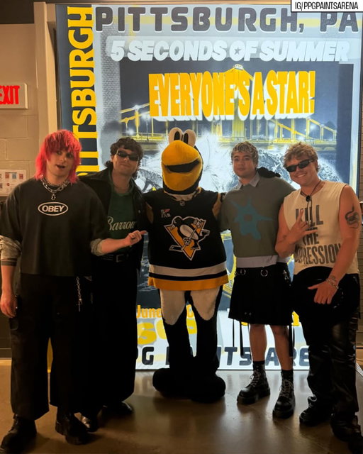 A @5sos x NHL crossover is our No. 1 Obsession! 😉

They brought out some familiar mascots during their performances at @tdgarden and @ppgpaintsarena this past week! 🌟
