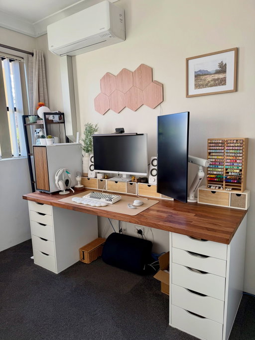 Hey guys! Long time no post 😆 i think I’ve finally reached a finishing point in my setup where I’m really happy with the functionality and layout. 

I just need tips on cable management! Do you guys have holders so the power boards are lifted off the ground? At this point I’m considering getting a curtain to hid it all haha. 

Some updates:
🤍 been playing a lot of WoW and defeated all the current season 1 raid bosses on heroic with my guild. 
🤍 currently playing Ghost of Tsushima and have been loving it
🤍 very keen for the upcoming games that were featured in all the showcases and more. Especially GoW Laufey, LoZ Ocarina of time, Fable and more!
🤍 been cooking alot more and have been trying some new recipes from my Greek heritage ☺️
🤍 finished reading Caraval which I enjoyed but am struggling to start Legendary. Is it worth continuing?

Anyways I hope to post some more soon. 

Happy Gaming!
#gaming #gamergirl #gamingsetup #ᴘᴄɢᴀᴍᴇʀ