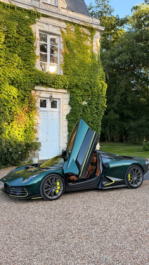 I think I may be the first person in the world to do this in the @astonmartin Valhalla… 

#supercar #astonmartin