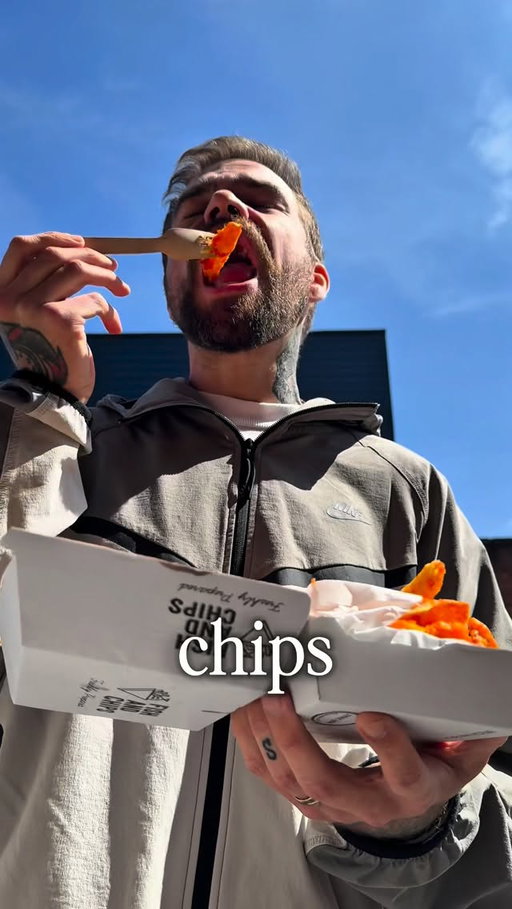 ORANGE CHIPS 🧡

They batter the chips in an orange batter then fry them in beef dripping. Crispy on the outside, soft and fluffy in the middle. 

Only available in the Black Country and certain parts of Devon for some reason. @theblackcountrychippy