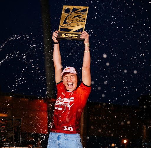 Two wins in a row. I can’t believe it 🤭🥹🥰 Mahalo to everyone who is helping me live this dream. Special shout out to my husband, daughter and MIL, Lori, for being here with me in El Salvador. To Surf City, thank you for the amazing hospitality, waves and memories. @leofioravanti so psyched for you! Congratulations friend on your long overdue first 💛 Yewww! That was insane 🤗🤗🤗

Pics/ @wsl