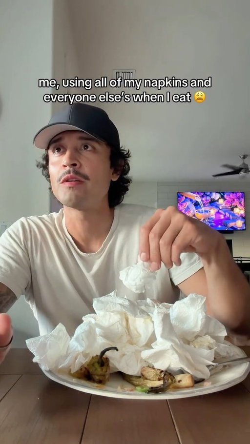 I get insecure eating with people who only use 1 napkin or people who can eat a burger without it falling apart ✋🏼