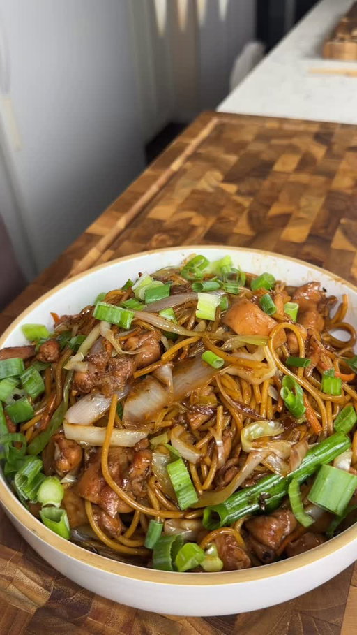 SAVE THIS ‼️ EASY 30 minute Pan Fried Noodles 🤯 (recipe 👇🏽) IB: @stephvnietea 

Announcements:
✅ Want 180+ high protein to help you lose weight and build muscle ⁉️ Check out my digital cookbooks on my website!😊 
✅ Comment “cookbook” and I’ll send you the link! Macros and Calories Included 💪🏽 
✅ MY New seasonings out now! 👀 @spicexseasoning 

Macros per serving (makes x3): 582 Calories | 46g P | 63g C | 16g F 

Ingredients:
8oz Barilla Protein Spaghetti, measured dry🍝 
2 cups cabbage, thinly sliced 🥬 
4-5 stalks of green onions, separated white parts from green. Slice white parts in half and green parts cut into 3 in pieces.
1 medium onion, thinly sliced 🧅 
1 cup shredded carrots 🥕 
4-5 garlic cloves, finely minced

For the chicken marinate:
1 lb Chicken thighs, 1/4 inch slices 🍗 
2 tbsp Oyster sauce 
1 tbsp light Soy sauce
1/4 tsp Pepper
1/4 tsp Baking soda

For the Sauce: 
3 tbsp light soy sauce 
1 tbsp Dark soy sauce
2 tbsp Oyster sauce
1 tbsp Shaoxing wine
1 tablespoon Sugar
2 tsp sesame oil

Instructions:
1. Cook the protein pasta until al dente 7-9 mins then set to the side.
2. In a medium size bowl, marinate cubed chicken thighs with the ingredients listed under the chicken marinate section above. Set aside for 10 mins :)
3. Prep veggies, cut 4-5 green onions separate whites then cut the whites in half then cut the green part into 3 sections. Mince 4-5 garlic cloves finely and thinly slice some white onions and cabbage. I used the pre cut shredded carrots 🥕 
4. Make the sauce for the noodles by mixing the ingredients in the “for the sauce section” above👆🏽 
5. On high heat add 1 tbsp of avocado oil, sear the chicken for 4 mins per side then set aside.
6. Spray some avocado oil in the same pan then add the white onions, shredded cabbage, carrots, and garlic. Sautee for 3-4 mins on high then add the noodles and the chicken
7. Add the sauce and cook for another 3-4 minutes on high then add the green onions and turn the heat to low
8. Cook for another minute then serve up!

Enjoy! 😍
.
.
.
.
#icekarim #healthyrecipes #easyrecipes #mealprep #quickrecipes