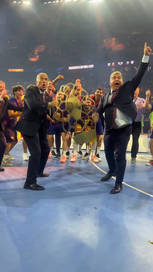 El president Rafa Yuste i el president electe Joan Laporta celebren la Champions del @fcbhandbol a Colònia 🏆💙❤️