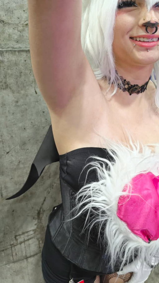 Deadpool adds Rouge to his armpit collection 🥳 

#deadpool #sonicthehedgehog #rouge #rougethebad #cosplay