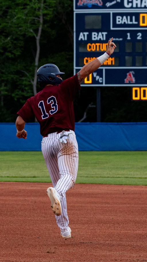 IT'S OUTTA HERE!! 🔥🏠

@tague_davis13 launches a two-run homer to right-center field giving Cotuit an early lead in the first inning – The All-American picks up where he left off 💪

#haveahit