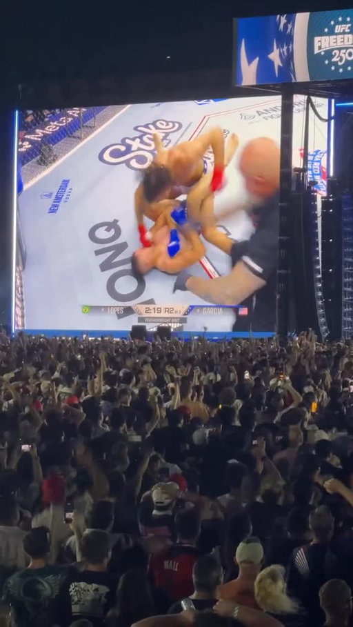 DIEGO LOPES KNOCKS OUT STEVE GARCIA IN ROUND 2 🤯

THE CROWD ERUPTED AFTER THE FINISH! #UFCWhiteHouse

( via @rmc_sportcombat )